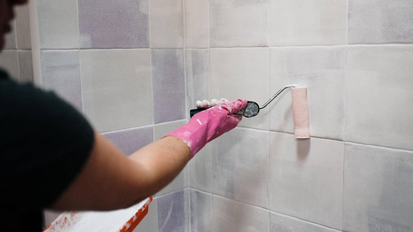 Trucos para cambiar el revestimiento de las paredes del baño sin obras